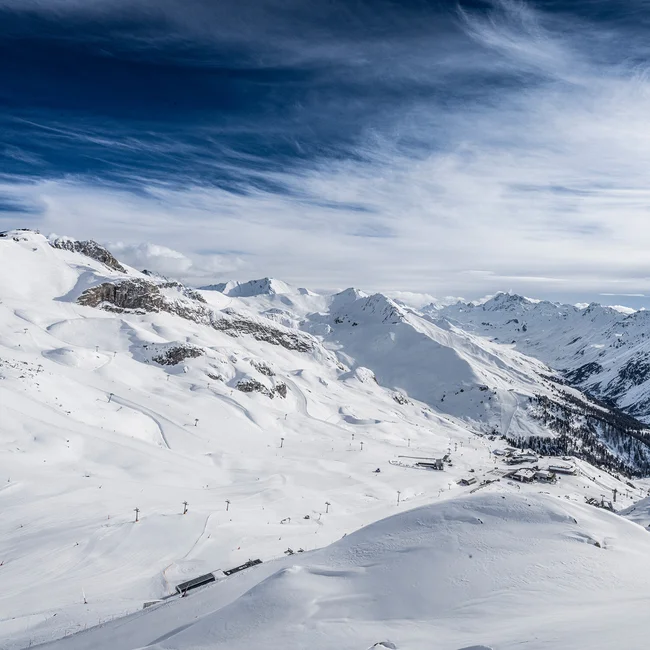  Pulverschnee soweit das Auge reicht! Paradies für Skifahrer und Snowboarder. Entdecke die unberührte Schönheit der Alpen. Alpenzauber im Winter. Einfach atemberaubend.