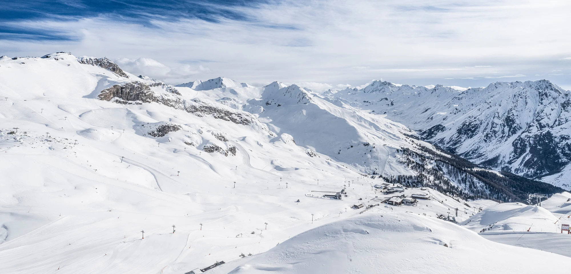  Pulverschnee soweit das Auge reicht! Paradies für Skifahrer und Snowboarder. Entdecke die unberührte Schönheit der Alpen. Alpenzauber im Winter. Einfach atemberaubend.
